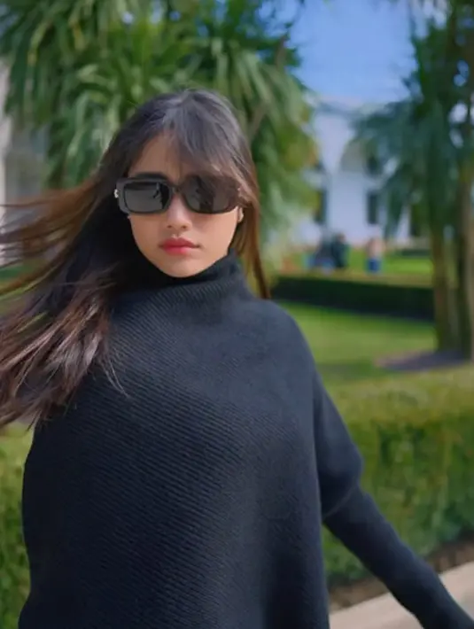 Dalam sebuah video, Fuji tak ragu tebar pesona dengan mengibas rambutnya dan berjalan ala model [@fuji_an]