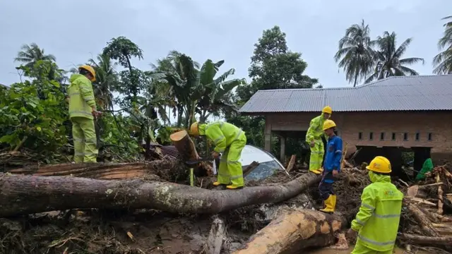 Selain pulihkan kelistrikan, petugas PLN bahu membahu bersama warga, pulihkan akses fasilitas umum dan jalan di Nagari Koto Tuo, Kecamatan Ampek Koto Kabupaten Agam, Sumatera Barat. (Foto: PLN)