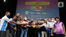 Ketua lll Bidang Kompetisi dan Pertandingan PP.PBVSI, Hanny S, Surkatty bersama perwakilan club foto bersama seusai jumpa pers PLN Mobile Proliga 2023 di SCTV TOWER , Jakarta, Jumat (30/12/2022). PLN Mobile Proliga 2023 kembali akan digelar di delapan kota yang akan menjadi tuan rumah, yang akan dilaksanakan mulai 5 Januari 2023. (Liputan6.com/Herman Zakharia)