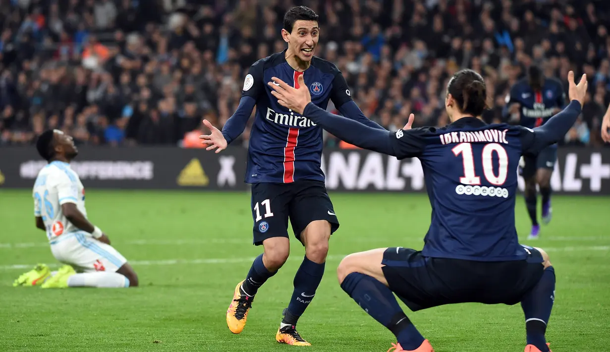 Striker Paris Saint-Germain, Angel Di Maria, merayakan gol yang dicetak Zlatan Ibrahimovic (kanan) ke gawang Marseille dalam lanjutan Liga Prancis di Stadion Velodrome, Marseille, Prancis, (7/2/2015). (AFP/Anne-Christine Poujoulat)