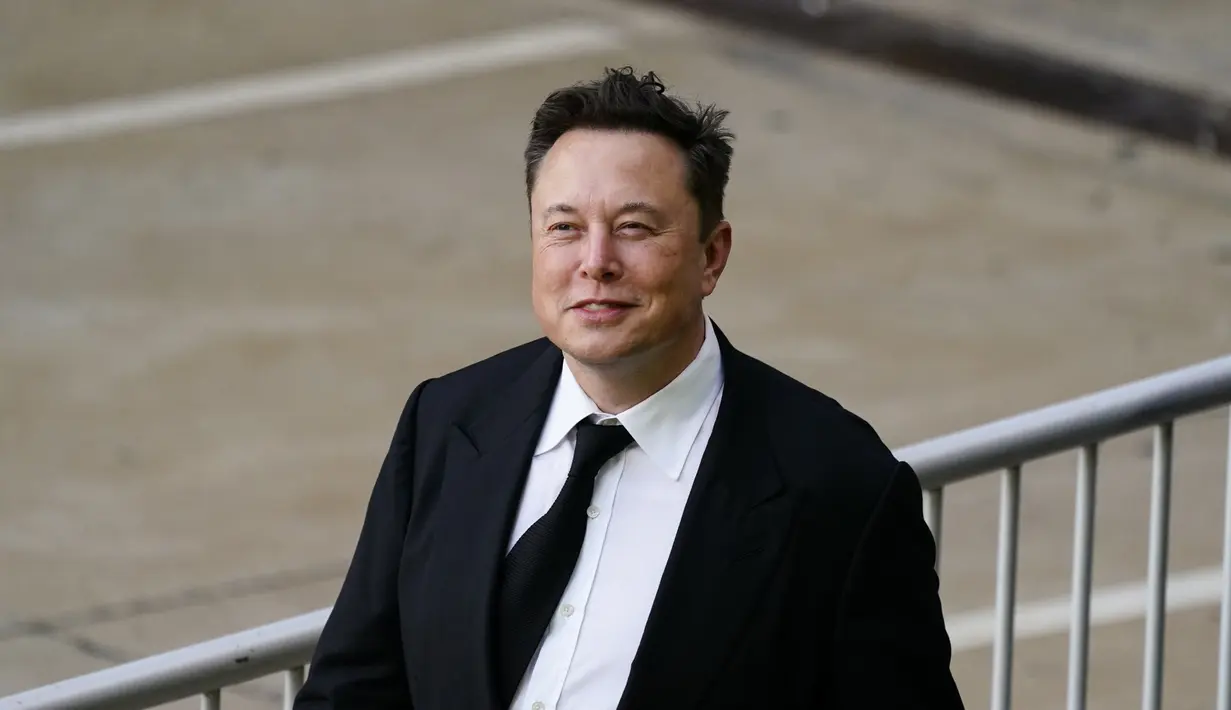 <p>Elon Musk berjalan dari pusat peradilan di Wilmington, Delaware, Amerika Serikat, Senin (12/7/2021). Pemegang saham menuduh Elon Musk memperkaya dirinya serta keluarganya dengan kesepakatan yang terjadi pada 2016 terkait masalah akuisisi SolarCity. (AP Photo/Matt Rourke)</p>
