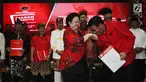 Djarot Saiful Hidayat (kanan depan) mencium tangan Ketua Umum DPP PDIP, Megawati Sukarnoputri usai menerima surat rekomendasi menjadi Bakal Cagub Sumatera Utara di Jakarta, Kamis (4/1). (Liputan6.com/Helmi Fithriansyah)