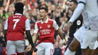 Pemain Arsenal Gabriel Martinelli merayakan dengan rekan setimnya Bukayo Saka setelah mencetak gol pembuka timnya dalam pertandingan Liga Inggris&nbsp;melawan Liverpool di Emirates Stadium, Minggu, 9 Oktober 2022. Arsenal menang 3-2 atas Liverpool. (AP Photo/Rui Vieira)