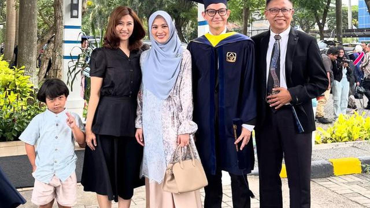 4 Potret Alyssa Soebandono Pakai Tunik Batik, Anggun Dampingi Dude Harlino Wisuda