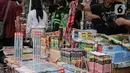 Beragam kembang api yang dijajakan di Pasar Asemka, Jakarta, Selasa (28/12/2021). Petasan dan kembang api yang dijual di pasar ini harganya bervariasi mulai dari harga Rp 5.000 hingga Rp 2.950.000 tergantung jenis dan modelnya. (Liputan6.com/Faizal Fanani)