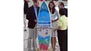 Pangeran William dan Kate Middleton ditemani Perdana Menteri Australia Tony Abbott saat berkunjung ke Pantai Utara Sydney, Jumat (18/04/2014) (AFP 