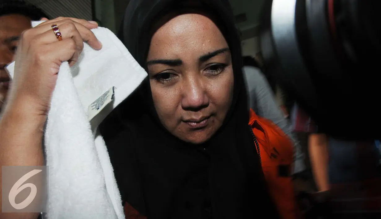 Komisaris CV Timur Alam Raya, Sri Astuti usai menjalani pemeriksaan di Gedung KPK, Jakarta, Senin (22/8). Sri Astuti diduga melakukan penyuapan terkait pengadaan pupuk urea di PT Berdikari tahun anggaran 2010-2012. (Liputan6.com/Helmi Afandi)
