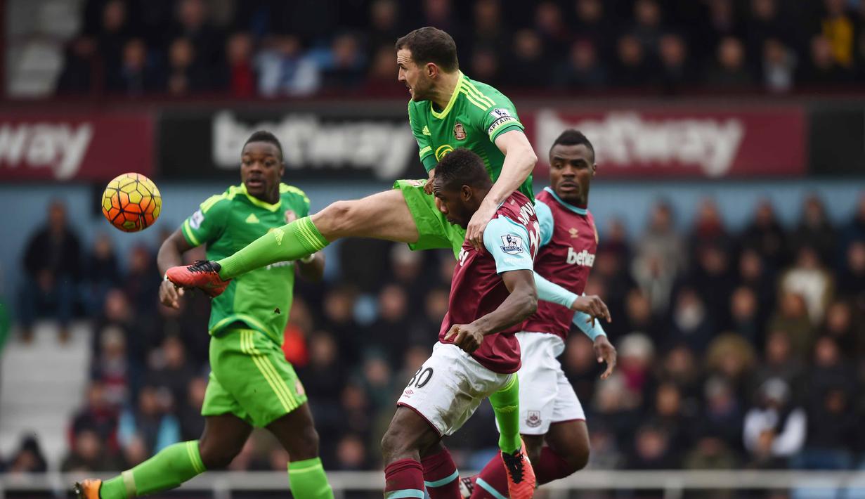  Pemain West Ham United, Michail Antonio berebut bola dengan pemain Sunderland, John O'Shea pada lanjutan Liga Inggris di Stadion Upton Park, Sabtu (27/2/2016). (Reuters / Tony O'Brien)