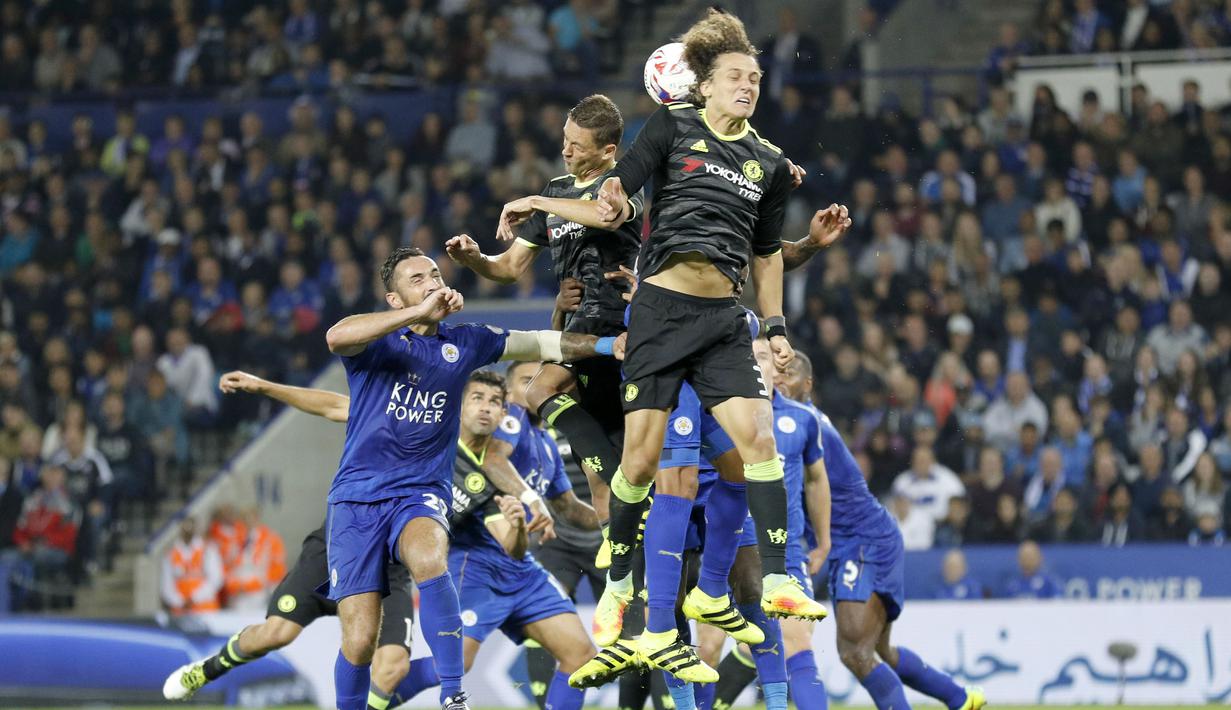 Aksi pemain Chelsea, David Luiz saat menghalau bola dari serbuan para pemain Leicester City pada putaran ketiga Piala Liga Inggris di Stadion King Power, (21/9/2016) dini hari WIB. (Reuters/Darren Staples)