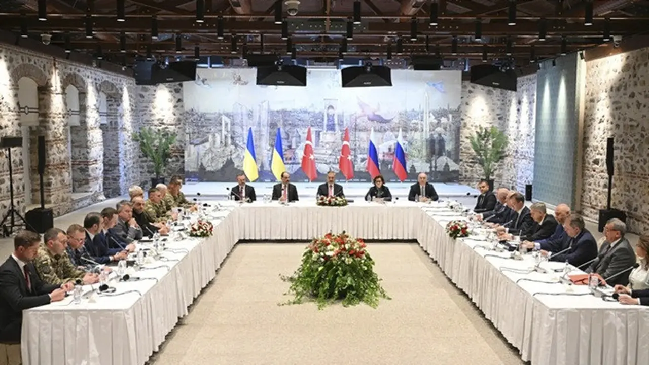 Delegasi Rusia dan Ukraina menghadiri pembicaraan langsung di Istana Dolmabache, di Istanbul, Turki, Jumat (16/5/2025).