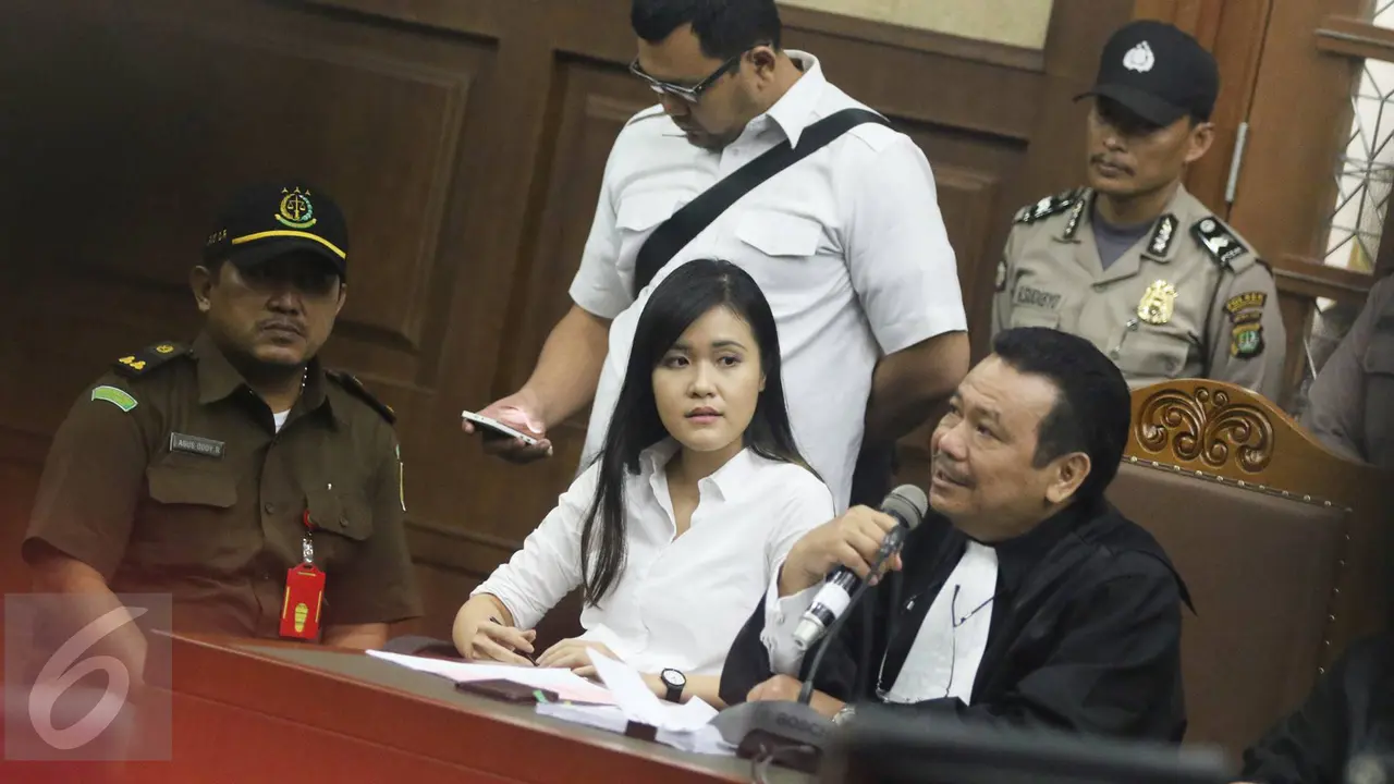 20160728-Resepsionis Cantik Ikut jadi Saksi Sidang Kopi Maut