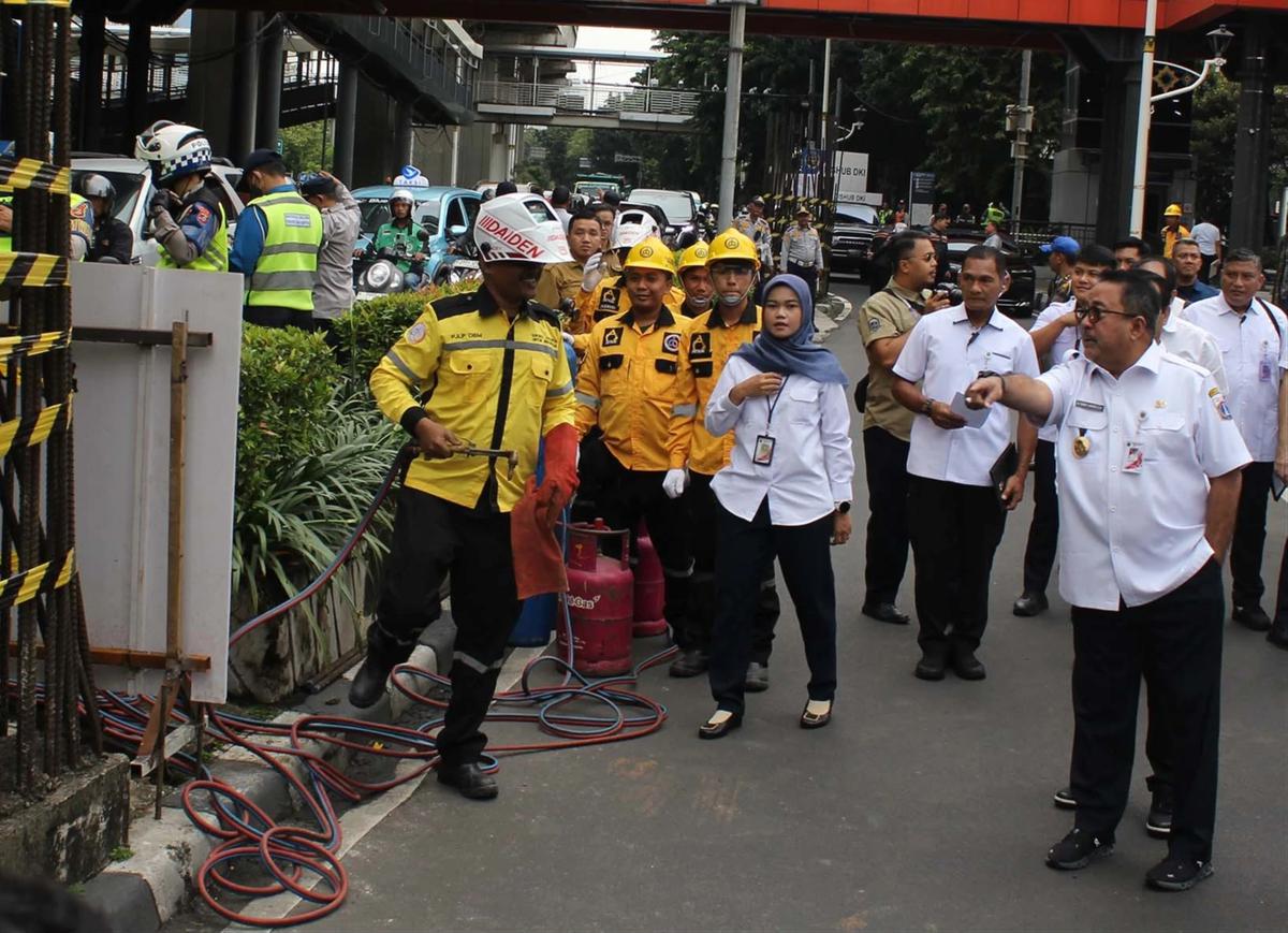 FOTO: Pemprov DKI Mulai Bongkar Tiang Monorel Mangkrak di Jalan HR Rasuna Said