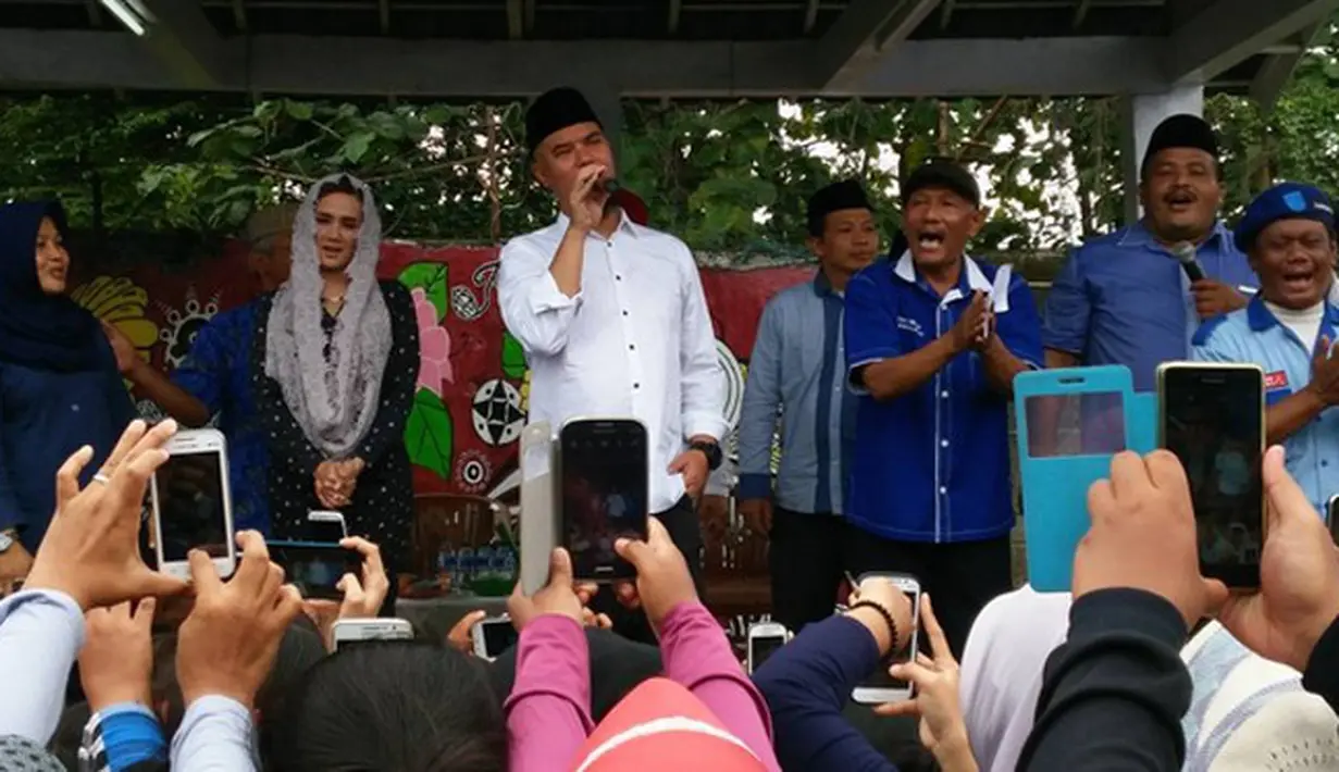 Ia juga melibatkan sang istri dalam 'blusukan', menurut musisi senior Ahmad Dhani, keterlibatan Mulan dalam beberapa kegiatannya, merupakan permintaan yang tidak dapat di tolaknya. (Instagram/ahmaddhaniprast)