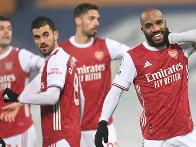 Striker Arsenal, Alexandre Lacazette melakukan selebrasi usai mencetak gol ketiga timnya ke gawang West Bromwich Albion dalam laga lanjutan Liga Inggris 2020/21 pekan ke-17 di Hawthorns Stadium, Sabtu (2/1/2021). Arsenal menang 4-0 atas West Bromwich Albion. (AFP/Michael Regan/Pool)