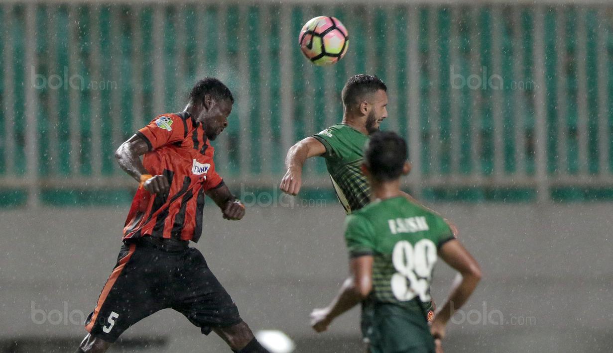 Duel pemain PS TNI, Redouane Zerzouri (kanan) dan pemain Perseru Serui, Boman Aime (kiri) pada lanjutan Liga 1 2017 di Stadion Pakansari, Bogor (07/10/2017). PS TNI menang 2-1. (Bola.com/Nicklas Hanoatubun)