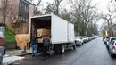 Pekerja di bawah pengawasan petugas Gedung Putih, bersiap menurunkan barang-barang keluarga Presiden Barack Obama dari dalam truk ke rumah sewaan di lingkungan Kalorama dari Washington, 17 Januari 2017. (AP Photo/Cliff Owen)