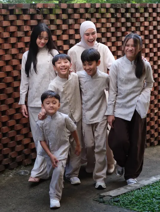 Zaskia Adya Mecca kompak mengenakan busana bernuansa earth tone. Anak-anaknya tampil dengan atasan siluet janggan. Zaskia mengenakan long dress beige dan kerudung polosnya. [@zaskiadyamecca]
