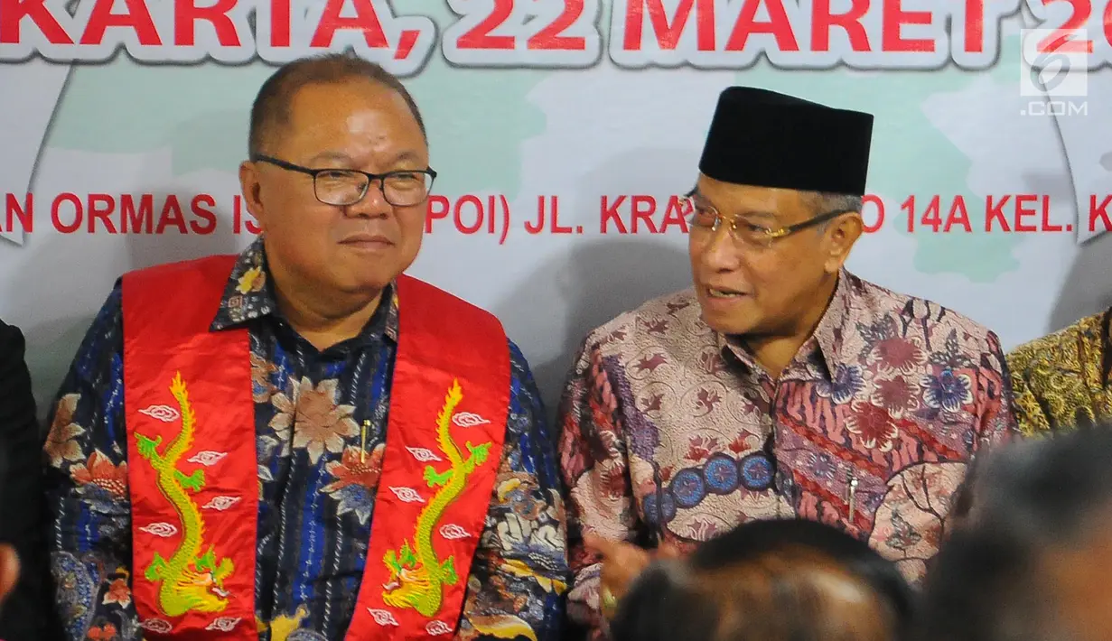 Ketua Umum Lembaga Persahabatan Ormas Islam (LPOI) Said Aqil Siradj (kanan) berbincang saat menghadiri deklarasi Pemilu Damai di Jakarta, Jumat (22/3). LPOI menggelar deklarasi Pemilu Damai bersama 25 ormas keagamaan. (Liputan6.com/Angga Yuniar)