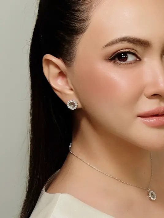 Area mata dipulas dengan perpaduan rose gold shimmer di inner corner dan soft smokey di outer corner. Seamless winged liner dan arsiran alis natural memperjelas dimensi mata Shandy Aulia [@kunsoomakeupartist]