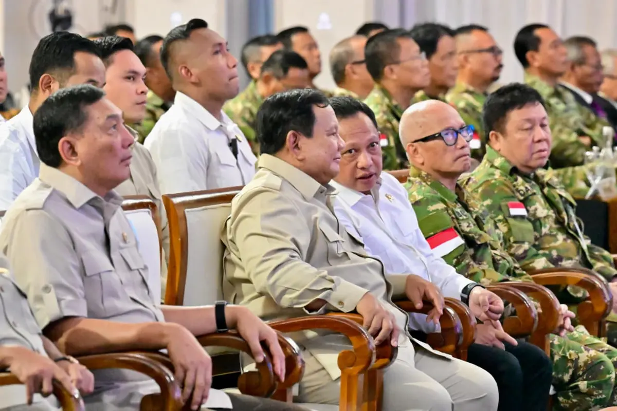 Menteri Dalam Negeri (Mendagri) Muhammad Tito Karnavian mendampingi Presiden Prabowo Subianto.