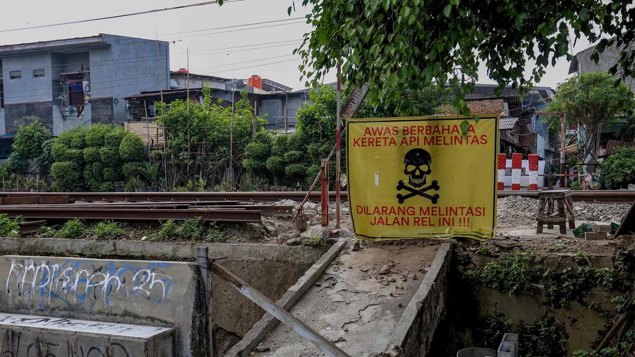 FOTO: Perlintasan Liar Tebet Ditutup Demi Keselamatan Warga