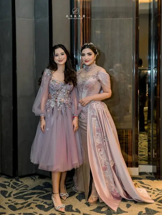 <p>Dengan mengenakan busana bernuansa lylac, Sarah Menzel tampak seperti puteri kerajaan. Penampilan Sarah cocok dengan tema dari ulang tahun Ashanty. [Foto: instagram.com/ashanty_ash]</p>