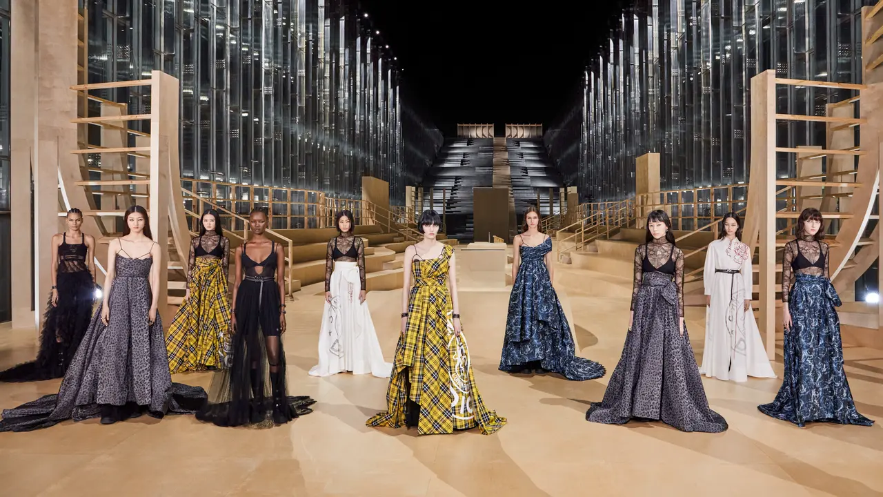 Pertama di Seoul, Show Dior Fall 2022 Jadi Momen Reuni Jisoo BLACKPINK dengan Jung Hae In
