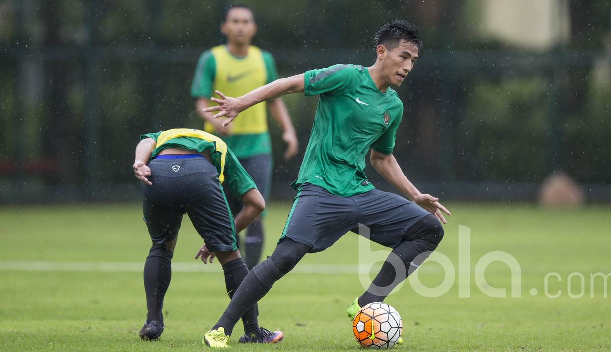 6. Hanif Sjahbandi - Dirinya merupakan pemain muda yang kerap jadi langganan Timnas Indonesia Junior level U-13 sampai U-19. Gelandang anyar Arema FC ini juga sempat berlatih di Manchester United Soccer School. (Bola.com/Vitalis Yogi Trisna)
