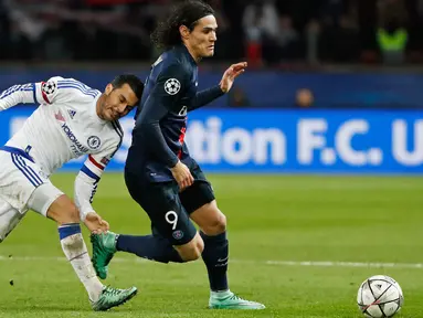 Penyerang PSG, Edinson Cavani (kanan) berusaha membawa bola dari kejaran gelandang Chelsea, Pedro pada leg pertama Babak 16 besar Liga Champions di Parc des Princes, Paris, Rabu (17/2). PSG menang atas Chelsea dengan skor 2-1. (Reuters/Benoit Tessier)