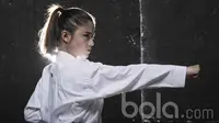 Atlet Karate DKI Jakarta, Maya Sheva, saat melakukan sesi pemotretan di studio Bola.com, Jakarta, Kamis (13-04-2017). (Bola.com/M Iqbal Ichsan)
