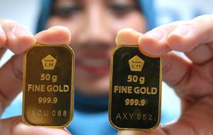 Perhari ini harga jual emas batangan Antam ukuran satu gram dibanderol di harga Rp 599.000 per gram, Jakarta, Senin (10/10). Sedangkan harga buyback emas atau pembelian kembali, naik Rp 1.000 menjadi Rp 525 ribu per gram. (Liputan6.com/Angga Yuniar)