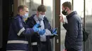 Petugas keamanan memeriksa sertifikat vaksinasi COVID-19 di pintu masuk MacDonalds di Kyiv, Ukraina, Senin (1/11/2021). Otoritas Kyiv memerintahkan orang memiliki sertifikat vaksinasi atau tes Corona untuk memasuki transportasi umum, pusat perbelanjaan, pusat olahraga dll. (AP Photo/Efrem Lukatsky)