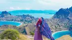 Perempuan yang memiliki channel youtube dengan subscriber 16,8 juta sampai sekarang ini tampak bahagia saat liburan di Labuan Bajo. Menggunakan pakaian serba ungu dan merah, ia memegang kain khas nusantara dengan lepas. (Liputan6.com/IG/@riaricis1795)