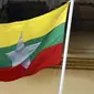 Bendera Negara Myanmar yang baru berkibar di luar balai kota Kamis, 21 Oktober 2010, di Yangon, Myanmar. Myanmar yang diperintah militer telah meluncurkan bendera nasional baru - dengan tiga garis horizontal berwarna kuning, hijau dan merah dengan bintang putih besar di tengahnya. (AP/Khin Maung Win)