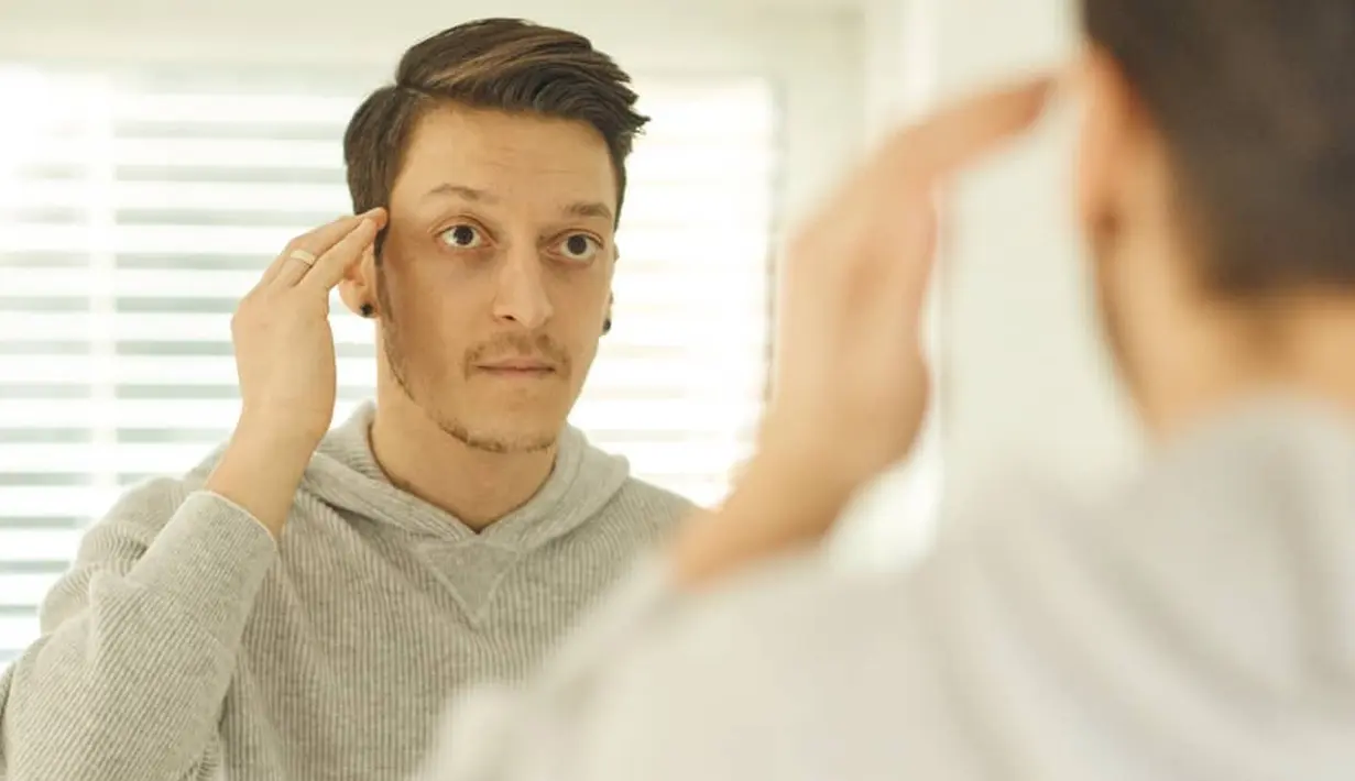 <p>Mengenakan hoodie dari bahan yang berbeda juga bisa memberikan kesan berbeda dari tampilanmu, seperti Mezut Ozil di sini. Mengenakan sweater hoodie berwarna abu-abu, dirinya tampil rapi, namun tetap maskulin. Foto: Instagram.</p>