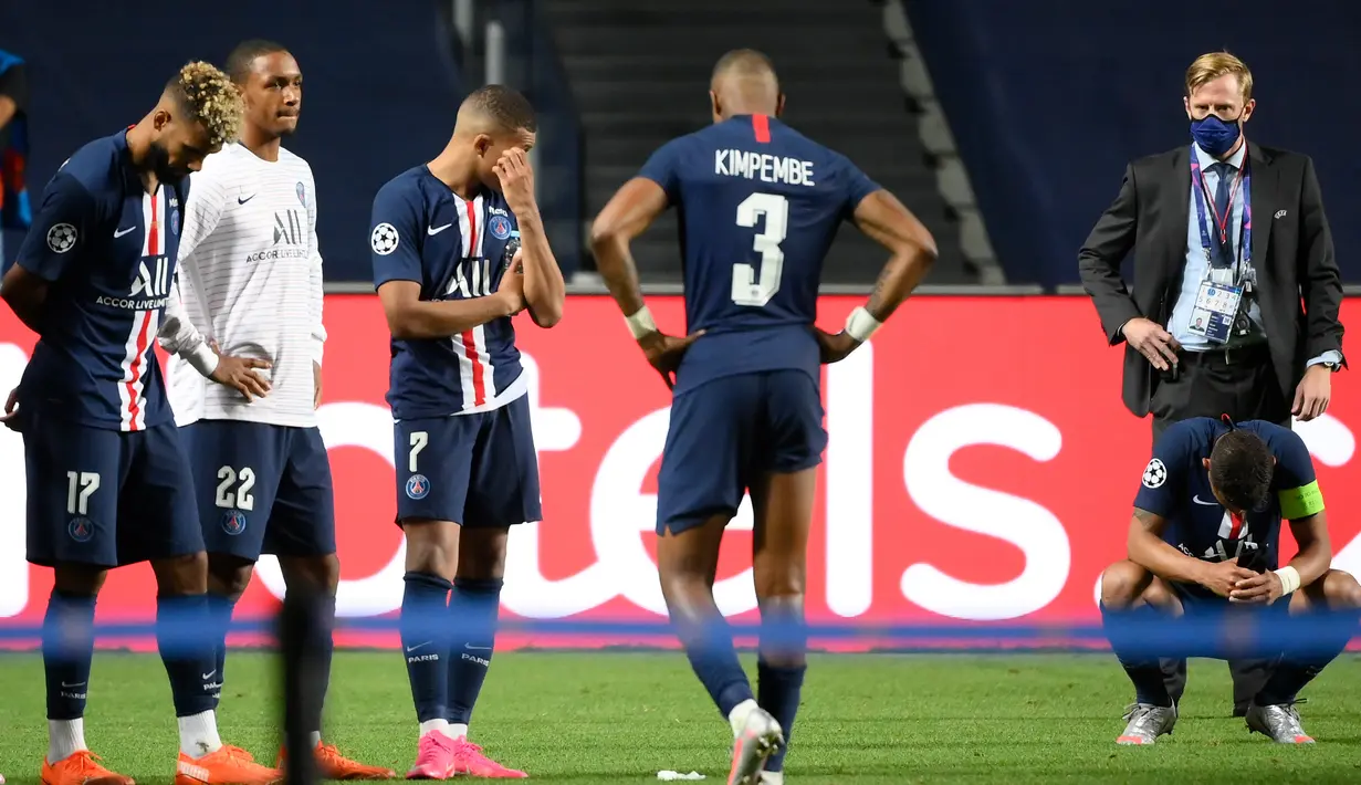 Para pemain PSG tertunduk usai pertandingan final Liga Champions melawan Bayern Munchen di stadion Luz di Lisbon, Portugal, Minggu, (23/8/2020). Bayern Munchen menang tipis atas PSG 1-0. (LLUIS GENE / POOL / AFP)