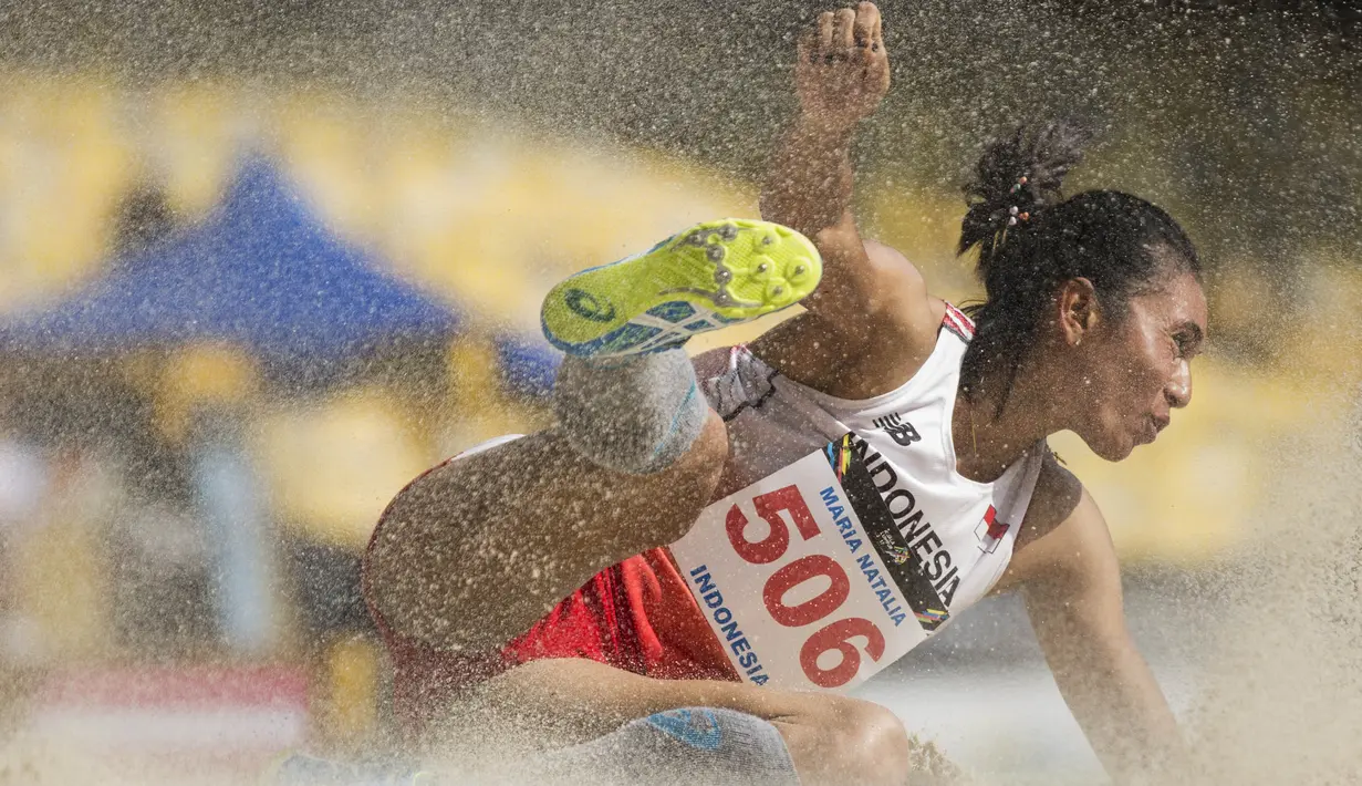Atlet lompat jauh Indonesia, Maria Londa, melakukan lompatan saat tampil pada ajang SEA Games di Stadion Bukit Jalil, Kuala Lumpur, Jumat (25/8/2017). Maria meraih perak dengan lompatan 6,67 meter. (Bola.com/Vitalis Yogi Trisna)