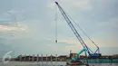 Alat berat diturunkan untuk proyek pembangunan tembok penahan rob di Semarang, Jumat ( 12/2). Proyek ini dibangun untuk mengatasi masalah banjir akibat air laut pasang (rob) di Kota Semarang. (Gholib)