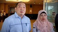 Direktur Utama Sritex, Iwan Kurniawan Lukminto didampingi Lurah Purwosari usai Kejagung menggeledeh Diamond Solo Convention Cente pada Rabu (2/7).(Liputan6.com/Fajar Abrori)