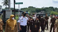 Kajari Garut Neva Sari Susanti bersama sejumlah pejabat Garut meresmikan Jalan Jaksa Agung ke-4 R. Soeprapto di Garut, Jawa Barat. (Liputan6.com/Jayadi Supriadin)