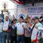 Camat Tarogong Kidul Kabupaten Garut Ahmad Mawardi, mengangkat piala bergilir sebagai juara umum Porkab Garut 2024. (Liputan6.com/Jayadi Supriadin)