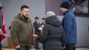 Presiden Ukraina Volodymyr Zelenskyy (kiri) memberikan penghargaan Pahlawan Ukraina kepada kerabat seorang tentara yang terbunuh dalam sebuah acara peringatan satu tahun perang Rusia-Ukraina di Kyiv, Ukraina, Jumat, 24 Februari 2023. (Kantor Pers Kepresidenan Ukraina via AP)