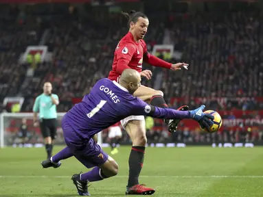 Akai pemain Manchester United, Zlatan Ibrahimovic berebut bola dengan kiper Watford, Heurelho Gomes pada laga Premier League di Old Trafford, Manchester (11/2/2017). Manchester United menang 2-0. (Nick Potts/PA via AP)