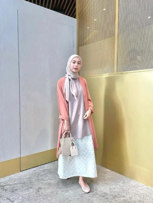 Bosan dengan kombinasi warna ungu muda dan pink? Bisa pilih warna peach yang bikin look-mu makin kalem. Seperti look hijaber Dianty ini. (Instagram/diantyy.a).