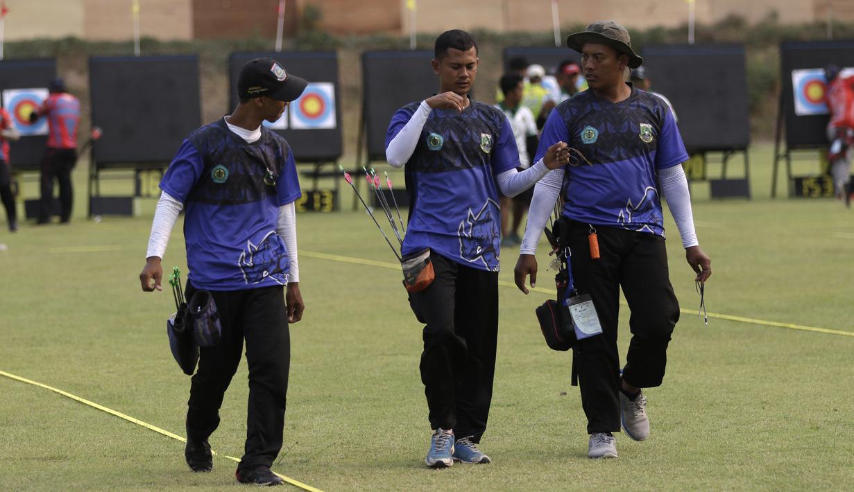 Pepanah compound beregu putra Banten saat mengikuti Kejuaraan Nasional Panahan Prakualifikasi PON XX/2020 di Lapangan Panahan, Senayan, Jakarta, Selasa (24/9). Sebanyak 516 pepanah dari 30 provinsi bersaing untuk bisa lolos ke PON 2020 Papua. (Bola.com/Yoppy Renato)