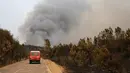 Mobil pemadam menuju lokasi kebakaran hutan di dekat Macao, Portugal tengah, (26/7). Lebih dari 2.300 petugas pemadam kebakaran menangani kebakaran tersebut. (AP Photo/Armando Franca)