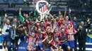 Para pemain dan tim Atletico Madrid berselebrasi meraih Piala Super Eropa setelah melawan Real Madrid di Lillekula Stadium di Tallinn, Estonia, (15/8). Atletico Madrid berhasil mengalahkan Real Madrid dengan skor telak 4-2. (AP Photo/Pavel Golovkin)