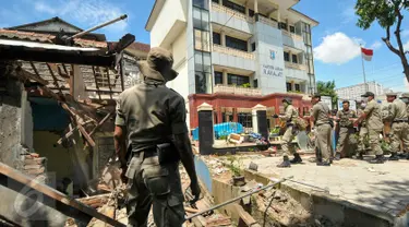 Petugas Satpol PP membongkar empat rumah petak tepat di samping Kantor Kelurahan Rawajati, Pancoran, Jakarta, Selasa (22/12). Bangunan tersebut dibongkar karena berdiri di atas lahan milik Pemprov DKI Jakarta. (Liputan6.com/Yoppy Renato)