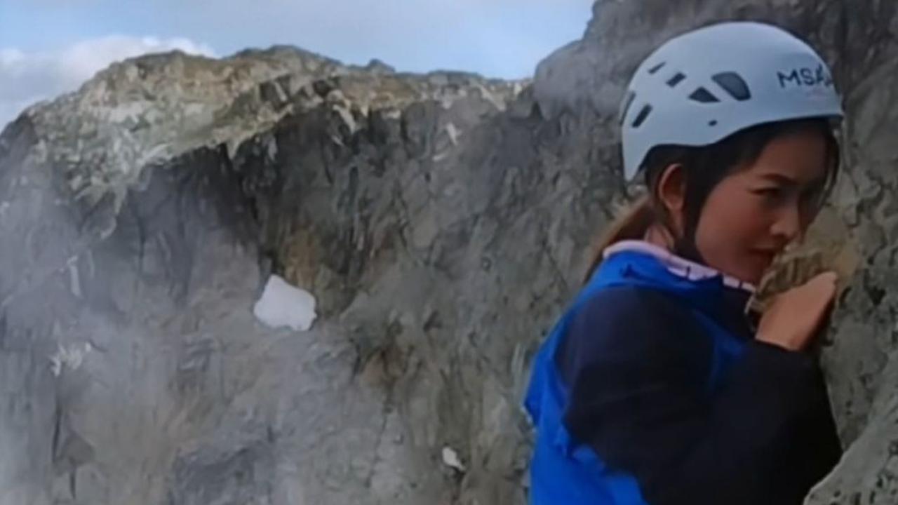 Potret Natasha Wilona saat panjat tebing di Whistler Mountain atau Gunung Whistler. Ini merupakan pengalaman pertama Natasha Wilona panjat tebing.&nbsp;