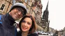 Sang suami kini menekuni bidangnya di dunia hukum dan berprofesi sebagai seorang pengacara terkenal. Ia juga merupakan anggota dari Perhimpunan Advokat Indonesia (PERADI). (Instagram/najwashihab)